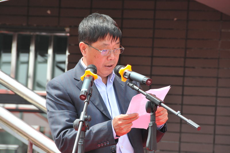 张伯军,秦福义,管树森,席岫峰,崔征,戴昕共同为吉林建筑大学揭牌.