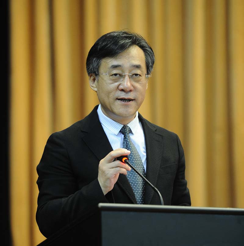 副校长张成龙主持毕业典礼